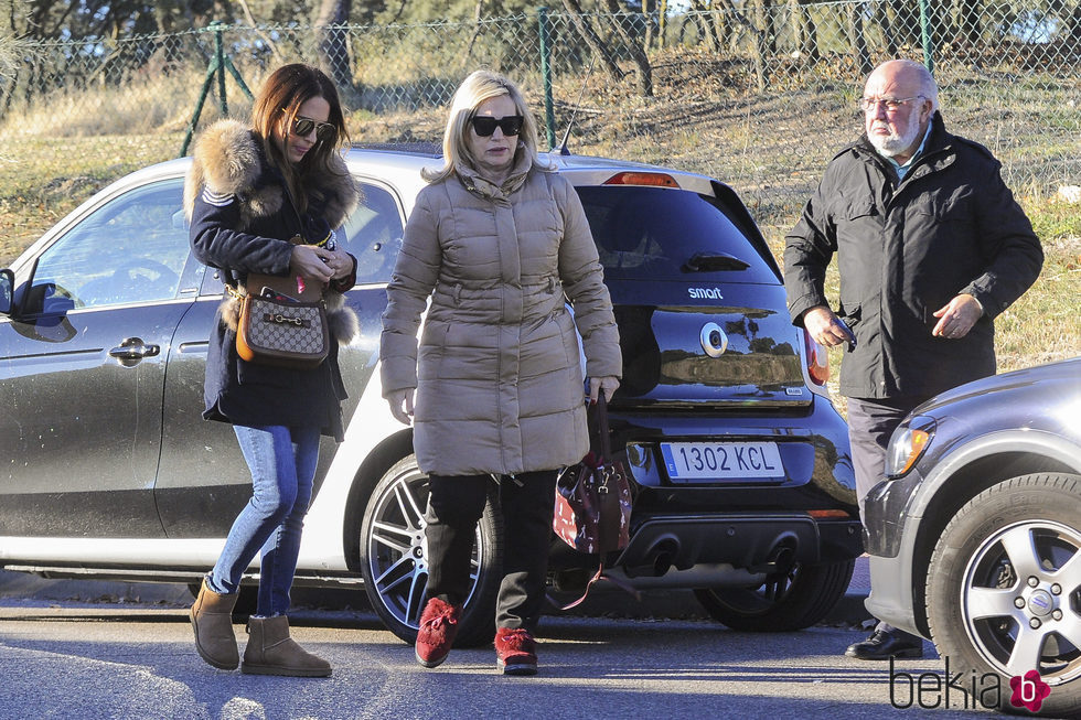 Paula Echevarría con sus padres acudiendo al festival de Navidad de Daniella