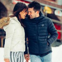 Sofia Suescun y Alejandro Albalá cogidos de la mano en la nieve