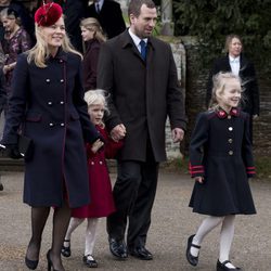 Peter Phillips y Autumn Kelly con sus hijas en la Misa de Navidad 2017 en Sandringham