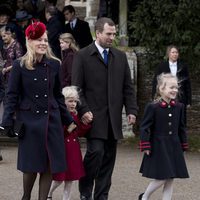 Peter Phillips y Autumn Kelly con sus hijas en la Misa de Navidad 2017 en Sandringham