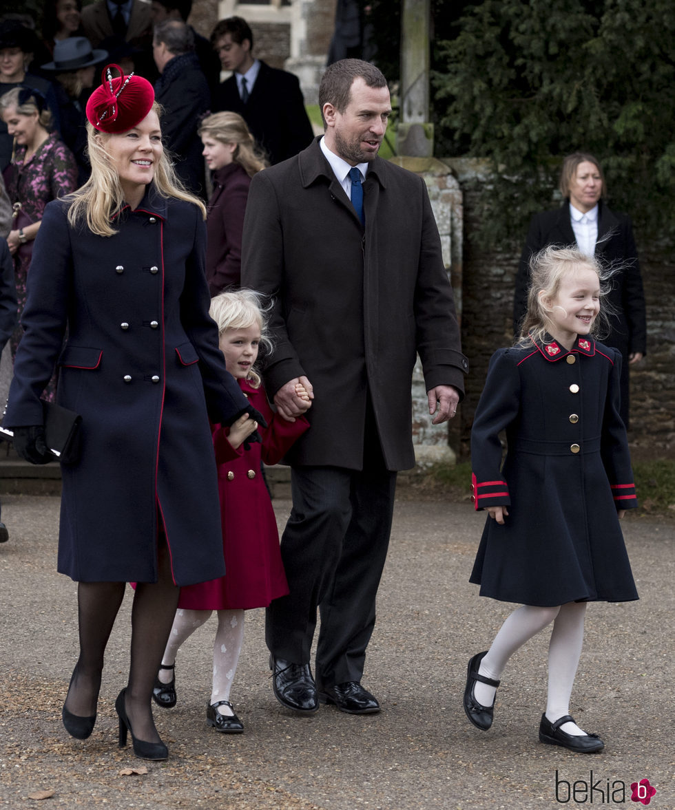 Peter Phillips y Autumn Kelly con sus hijas en la Misa de Navidad 2017 en Sandringham