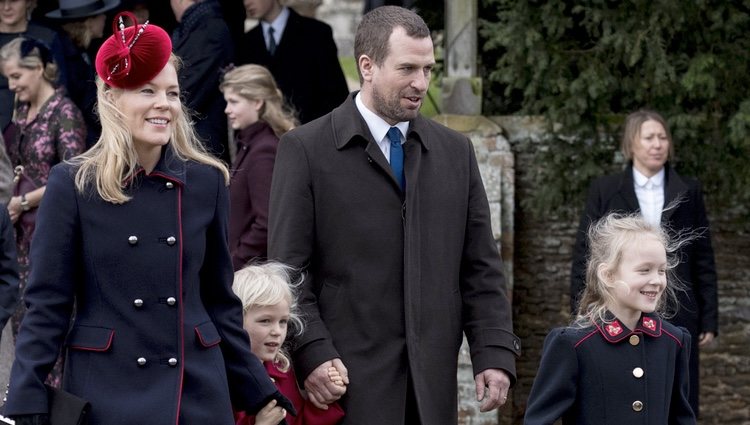 Peter Phillips y Autumn Kelly con sus hijas en la Misa de Navidad 2017 en Sandringham