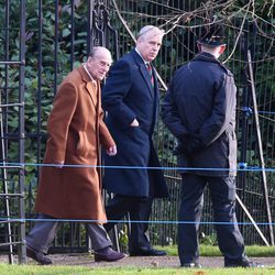 El Duque de Edimburgo y el Duque de York en la Misa de Navidad 2017 en Sandringham