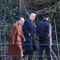 El Duque de Edimburgo y el Duque de York en la Misa de Navidad 2017 en Sandringham