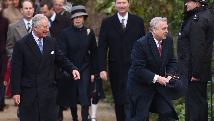 El Príncipe Carlos, el Príncipe Andrés, el Príncipe Eduardo, la Princesa Ana y Sir Timothy Laurence en la Misa de Navidad 2017