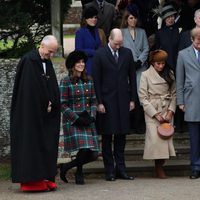 Los Duques de Cambridge, el Príncipe Harry y Meghan Markle hacen una reverencia a la Reina Isabel en la Misa de Navidad 2017