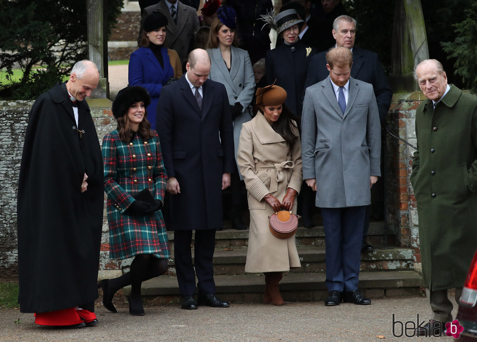 Los Duques de Cambridge, el Príncipe Harry y Meghan Markle hacen una reverencia a la Reina Isabel en la Misa de Navidad 2017