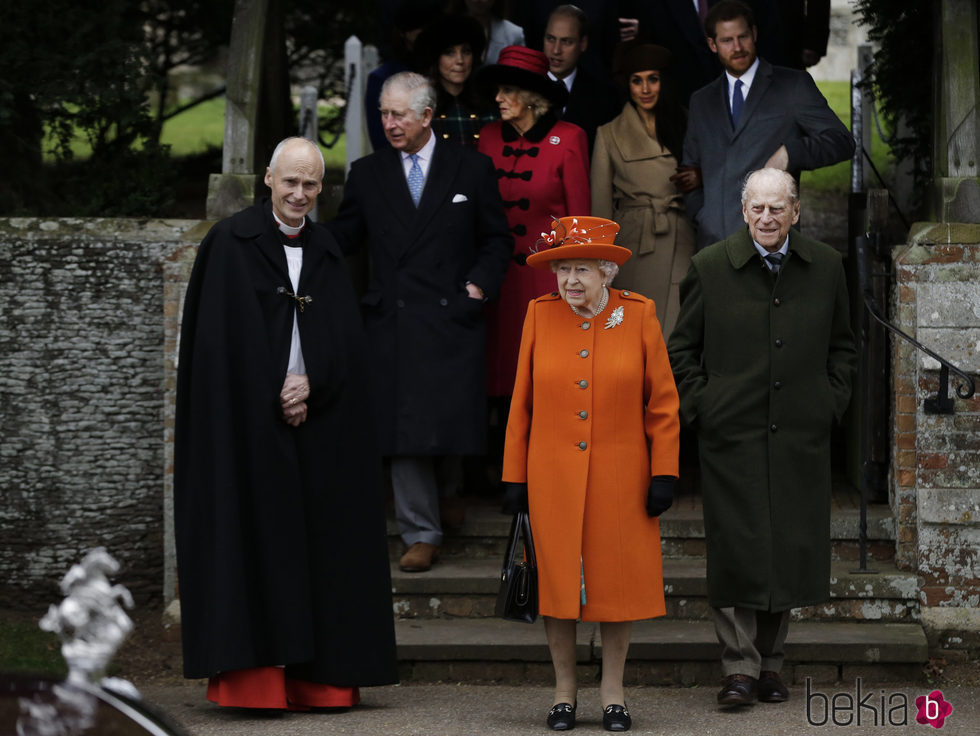 La Reina Isabel, el Duque de Edimburgo, el Príncipe Carlos, Camilla Parker, el Príncipe Harry y Meghan Markle en la Misa de Navidad 2017