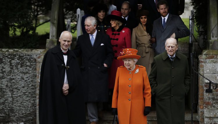 La Reina Isabel, el Duque de Edimburgo, el Príncipe Carlos, Camilla Parker, el Príncipe Harry y Meghan Markle en la Misa de Navidad 2017