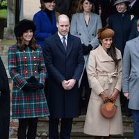 Los Duques de Cambridge, el Príncipe Harry y Meghan Markle en la Misa de Navidad 2017