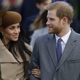 El Príncipe Harry y Meghan Markle, muy enamorados en la Misa de Navidad en Sandringham