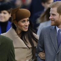 El Príncipe Harry y Meghan Markle, muy enamorados en la Misa de Navidad en Sandringham