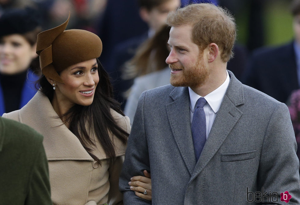 El Príncipe Harry y Meghan Markle, muy enamorados en la Misa de Navidad en Sandringham