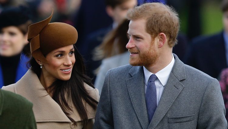 El Príncipe Harry y Meghan Markle, muy enamorados en la Misa de Navidad en Sandringham