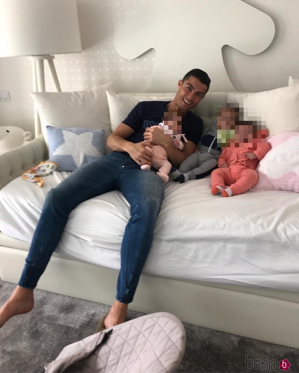 Cristiano Ronaldo junto a sus hijos Eva, Mateo y Alana Martina