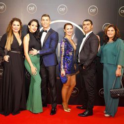 CR7, Georgina Rodríguez, Katia y Dolores Aveiro y demás personas en la fiesta organizada por el futbolista