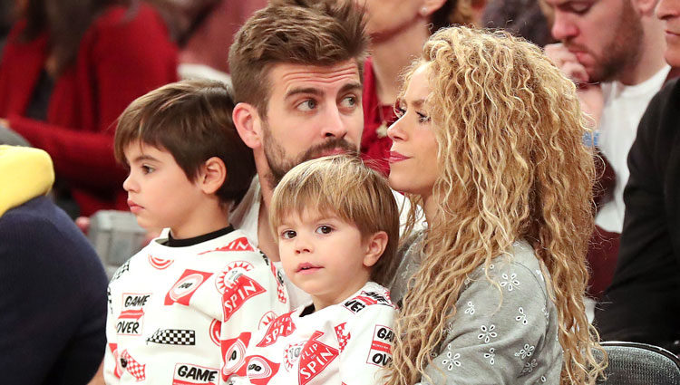 Shakira y Gerard Piqué con Milan y Sasha disfrutando de un partido de la NBA