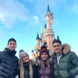 Melissa Jimenez, Marc Bartra, Sergio Busquets y Elena Galera en Disneyland