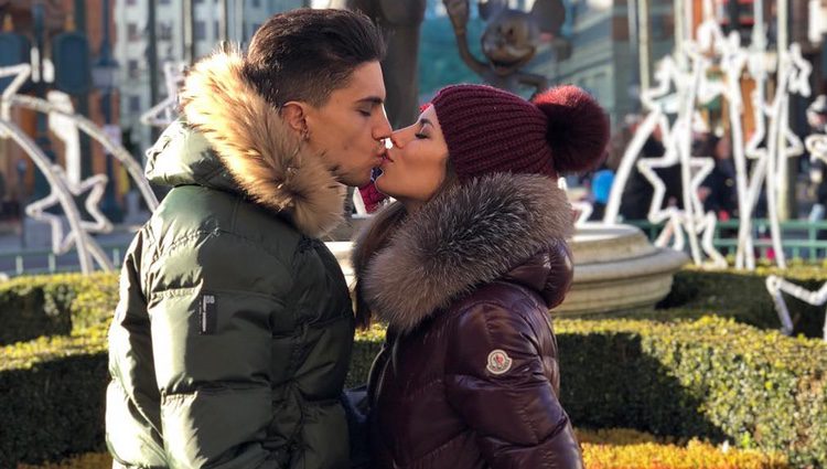 Marc Bartra y Melissa Jiménez, muy enamorados en Disneyland