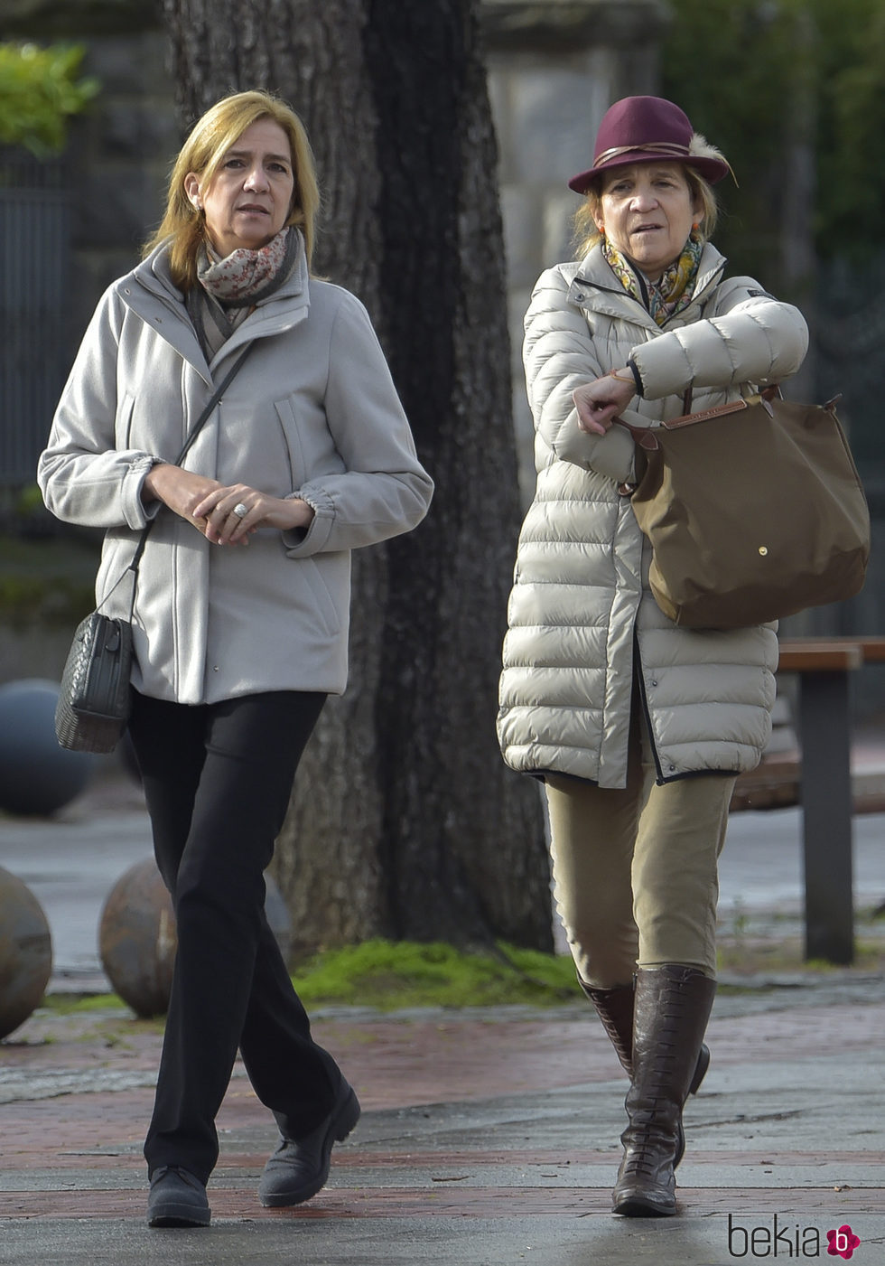 Las Infantas Elena y Cristina dando un paseo en Vitoria