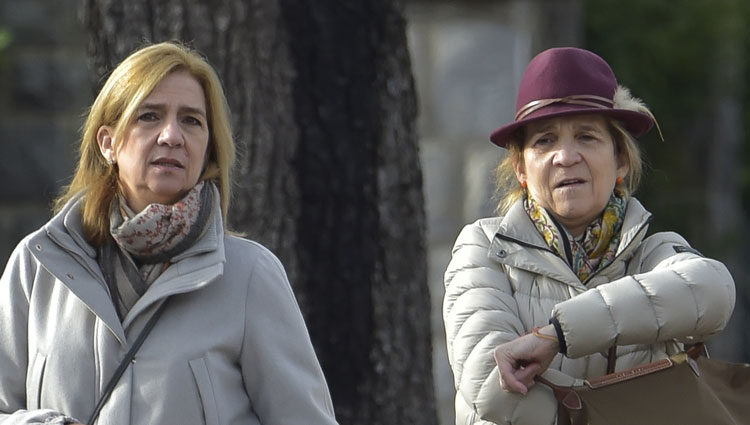 Las Infantas Elena y Cristina dando un paseo en Vitoria