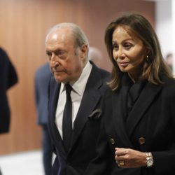 Isabel Preysler y Tomás Terry acudiendo al tanatorio tras la muerte de Carmen Franco