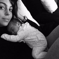 Georgina Rodríguez con la pequeña Alana Martina dormida encima