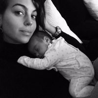 Georgina Rodríguez con la pequeña Alana Martina dormida encima