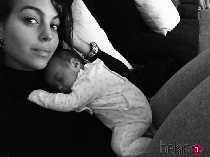 Georgina Rodríguez con la pequeña Alana Martina dormida encima