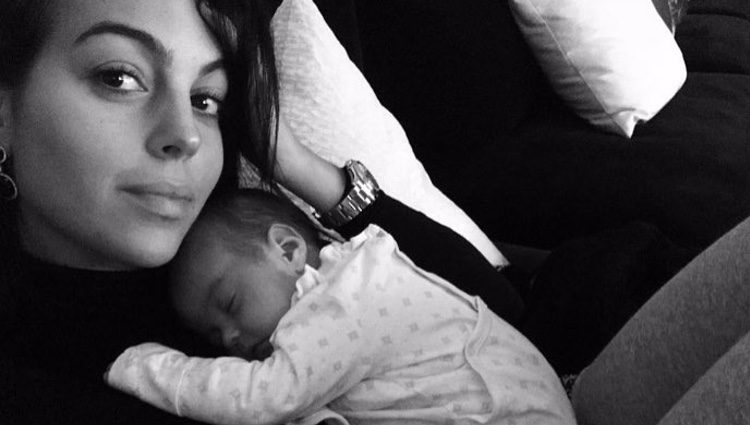 Georgina Rodríguez con la pequeña Alana Martina dormida encima