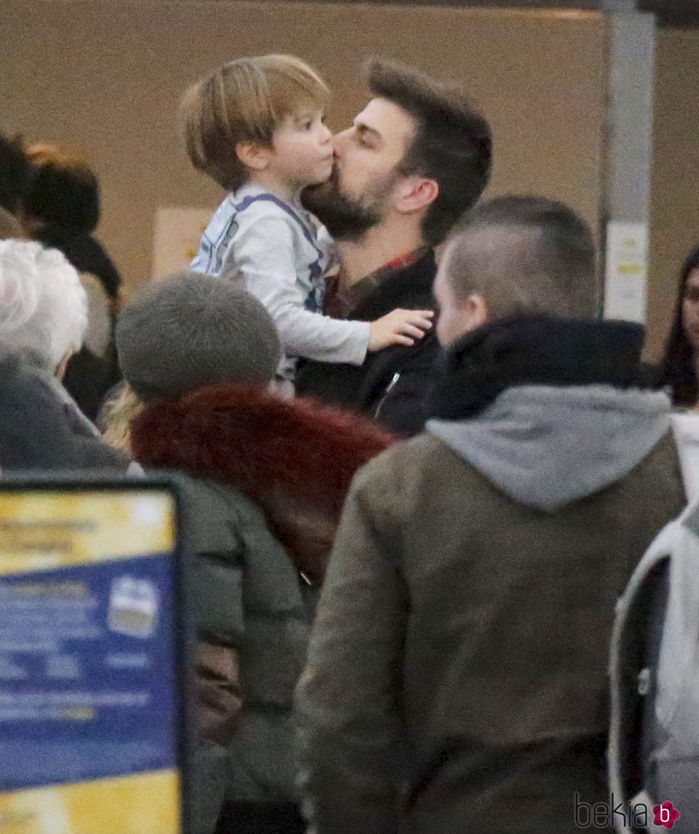 Gerard Piqué más que cariñoso con su hijo Sasha