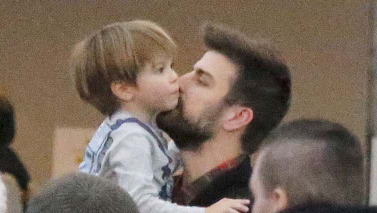 Gerard Piqué más que cariñoso con su hijo Sasha