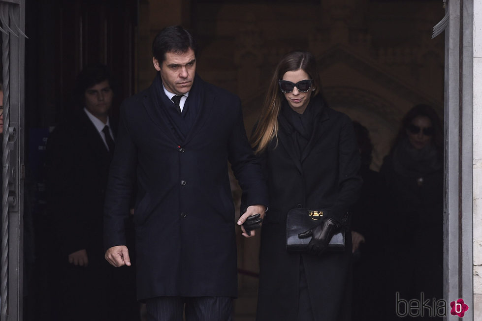 Luis Alfonso de Borbón y Margarita Vargas yendo a la cripta de Carmen Franco