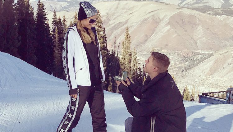 Paris Hilton se compromete con Chris Zylka