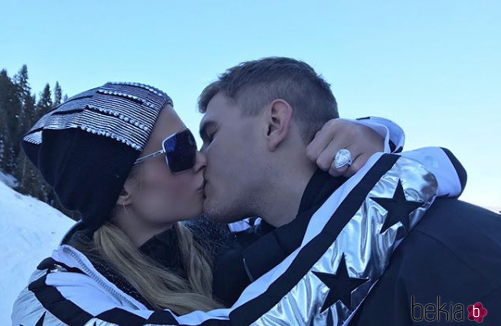 Chris Zylka le pide matrimonio a Paris Hilton