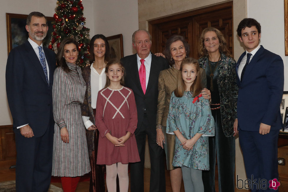 El Rey Juan Carlos con la Reina Sofía, la Infanta Elena y sus hijos y los Reyes con sus hijas por su 80 cumpleaños