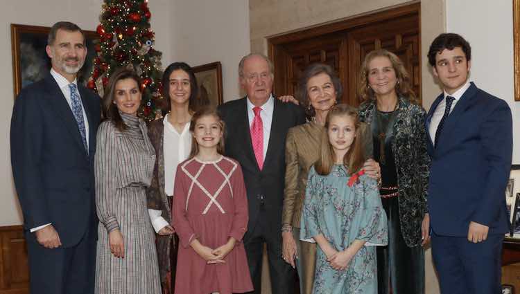 El Rey Juan Carlos con la Reina Sofía, la Infanta Elena y sus hijos y los Reyes con sus hijas por su 80 cumpleaños