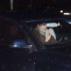 Los Reyes Felipe y Letizia saludando a la prensa al llegar a casa de Jesús Ortiz