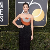 Allison Williams en la alfombra roja de los Globos de Oro 2018