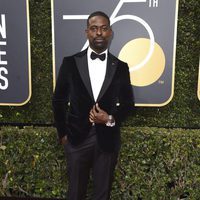 Sterling K. Brown en la alfombra roja de los Globos de Oro 2018