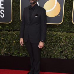 Joseph Fiennes en la alfombra roja de los Globos de Oro 2018