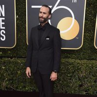 Joseph Fiennes en la alfombra roja de los Globos de Oro 2018