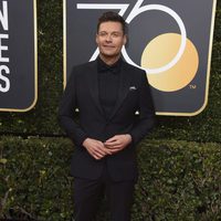 Ryan Seacrest en la alfombra roja de los Globos de Oro 2018