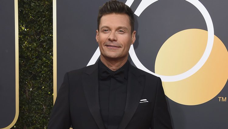 Ryan Seacrest en la alfombra roja de los Globos de Oro 2018