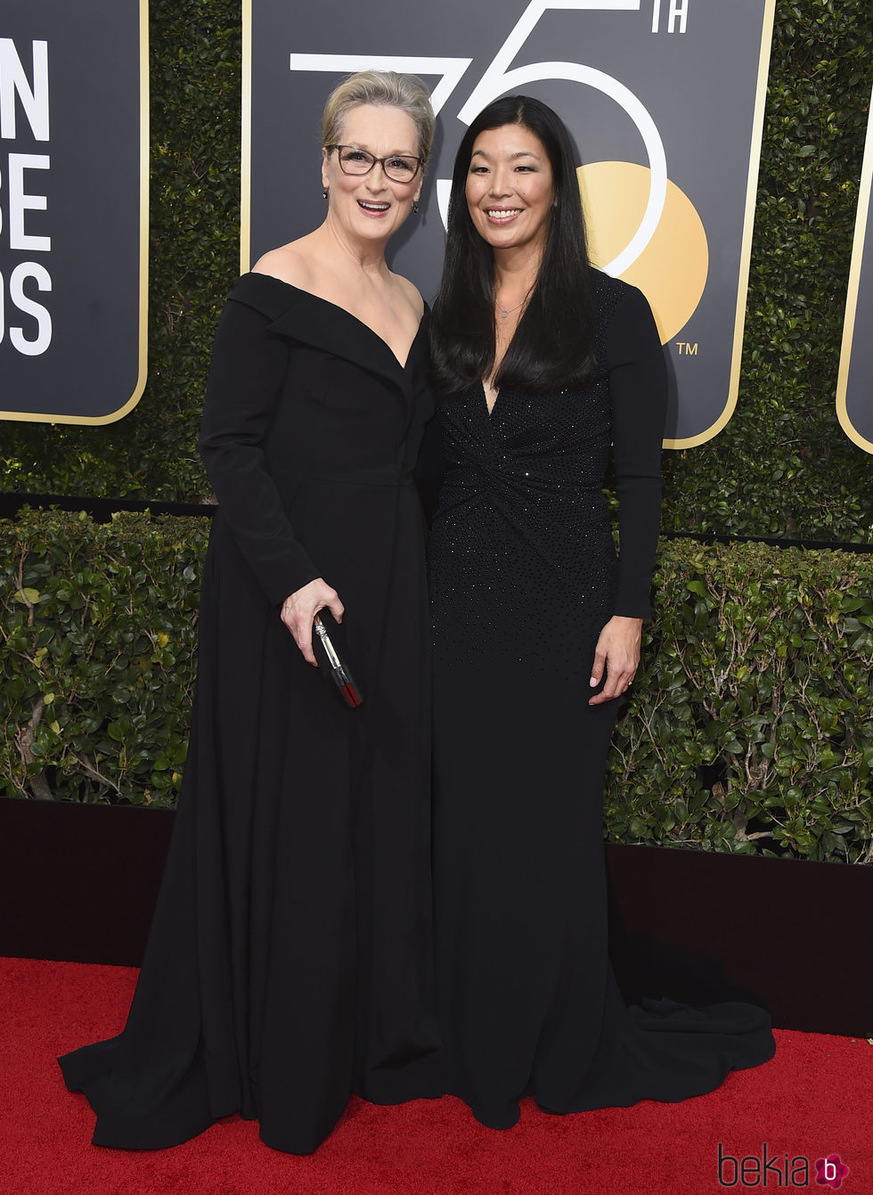 Meryl Streep y Ai-Jen Poo en la alfombra roja de Globos de Oro 2018