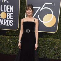 Dakota Johnson en la alfombra roja de los Globos de Oro 2018