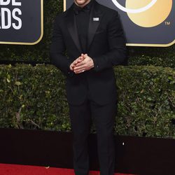 Nick Jonas en la alfombra roja de los Globos de Oro 2018