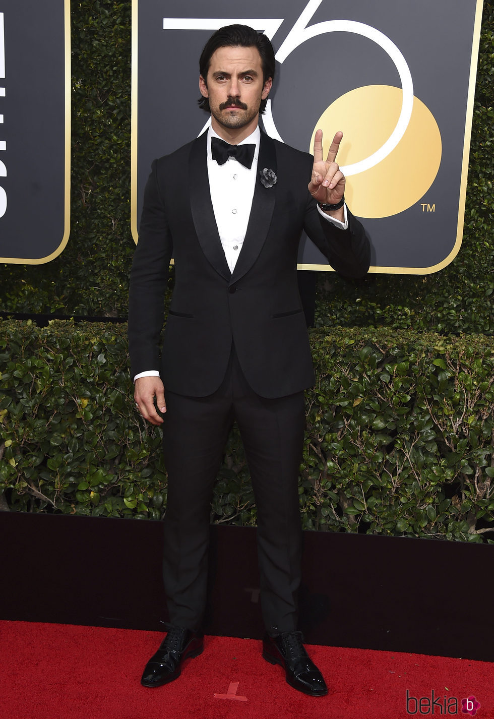 Milo Ventimiglia en la alfombra roja de los Globos de Oro 2018