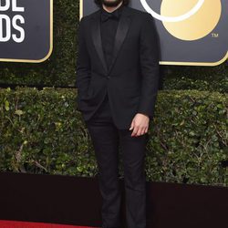 Kit Harrington el la alfombra roja de los Globos de Oro 2018