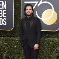 Kit Harrington el la alfombra roja de los Globos de Oro 2018